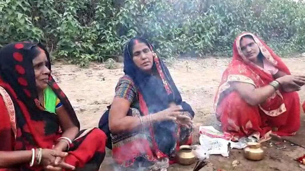 कोरोना पर फैला अंधविश्वास, वायरस भगाने के लिए महिलाओं ने की पूजा
