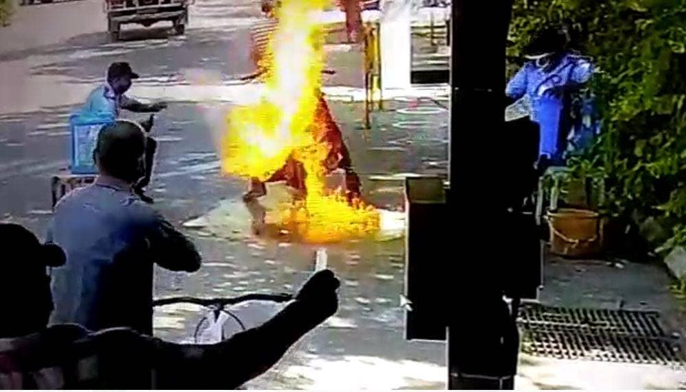 गुजरात: बाइक सैनिटाइज करवा रहा था कर्मचारी, अचानक लग गई आग