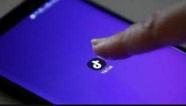 जिंदा मछली मुंह में डालकर बनाया वीडियो, गले में अटकने से हुई मौत