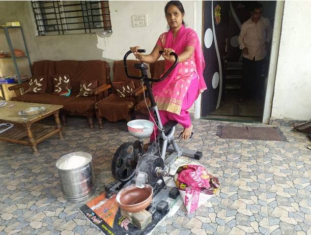 लॉकडाउन में साइकिल को जोड़कर बनाई आटा चक्की, कसरत के साथ गेहूं पिसाई भी