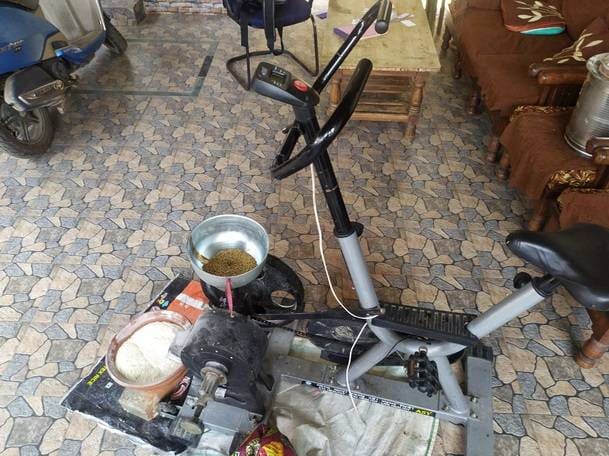 लॉकडाउन में साइकिल को जोड़कर बनाई आटा चक्की, कसरत के साथ गेहूं पिसाई भी