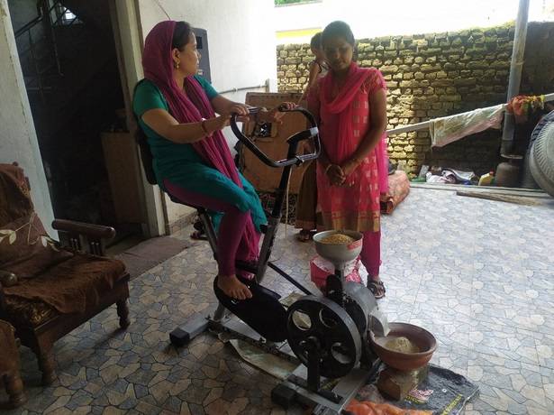 लॉकडाउन में साइकिल को जोड़कर बनाई आटा चक्की, कसरत के साथ गेहूं पिसाई भी