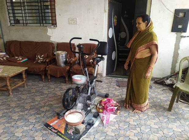 लॉकडाउन में साइकिल को जोड़कर बनाई आटा चक्की, कसरत के साथ गेहूं पिसाई भी