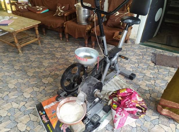 लॉकडाउन में साइकिल को जोड़कर बनाई आटा चक्की, कसरत के साथ गेहूं पिसाई भी