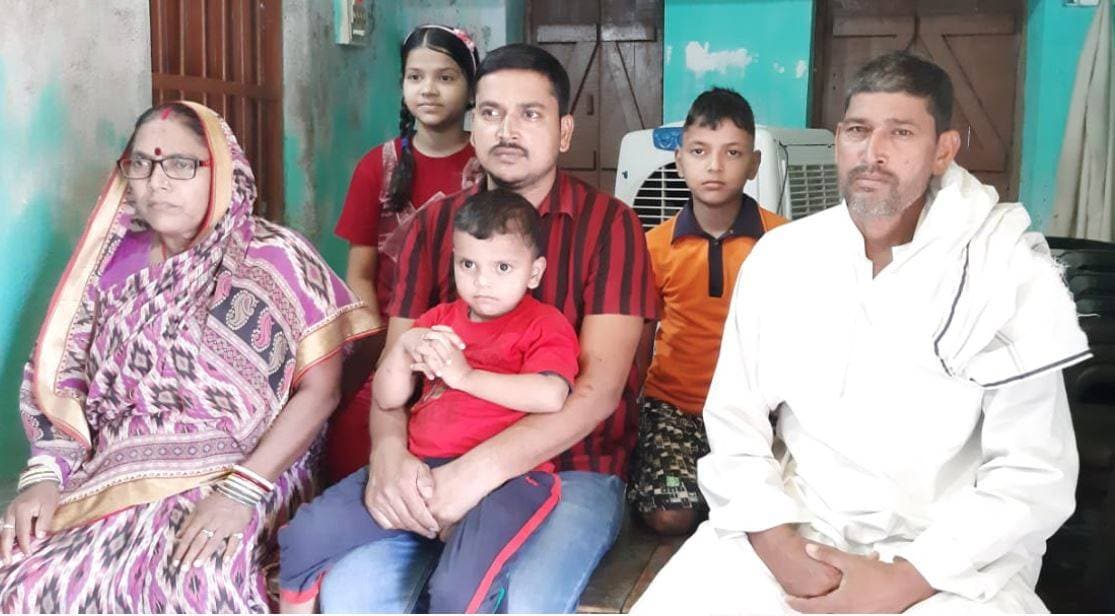 इंसान या फौलाद, आर्मी जवान ने सिर से मोड़ा सरिया, फोड़ दिया नारियल