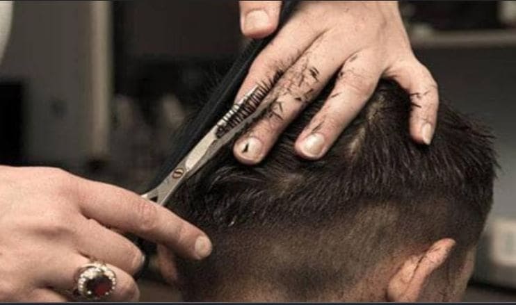 लॉकडाउन के बाद खुला सैलून, सोने की कैंची से काटे ग्राहक के बाल