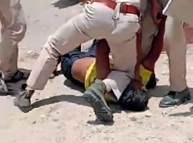 मास्क नहीं पहनने पर पुलिसवाले ने घुटने से दबाई गर्दन, वीडियो वायरल