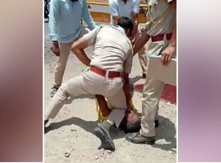मास्क नहीं पहनने पर पुलिसवाले ने घुटने से दबाई गर्दन, वीडियो वायरल