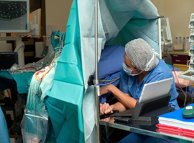 डॉक्टर करते रहे दिमाग की सर्जरी, महिला मरीज बनाती रही पकौड़े