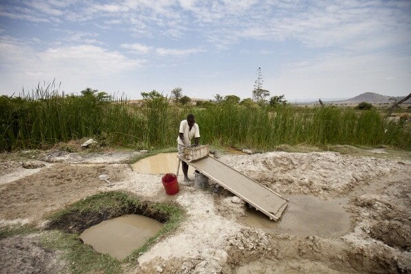 खुदाई करते वक्त मजदूर के हाथ लगा बेशकीमती रत्न, 25 करोड़ में बिका