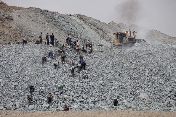 खुदाई करते वक्त मजदूर के हाथ लगा बेशकीमती रत्न, 25 करोड़ में बिका