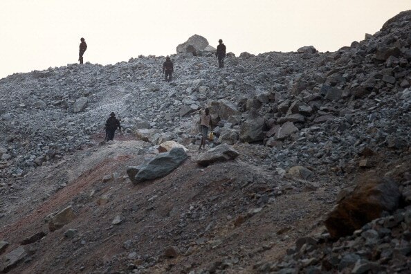 खुदाई करते वक्त मजदूर के हाथ लगा बेशकीमती रत्न, 25 करोड़ में बिका