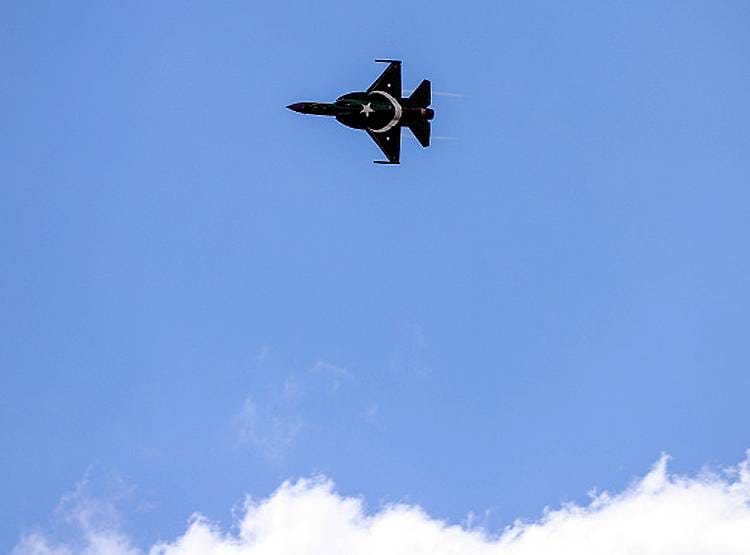 PAK के फाइटर जेट उड़े तो डरे पाकिस्तानी बोले- भारत ने हमला कर दिया