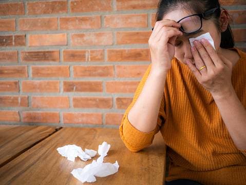 आंखों का रंग बदला तो रहें सावधान, कोरोना के हो सकते हैं शिकार