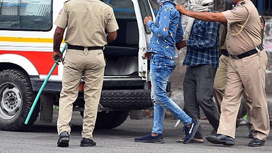 शराब खरीदने को कोरोना अस्पताल से भागा हत्या आरोपी, दोस्त ने पकड़वाया