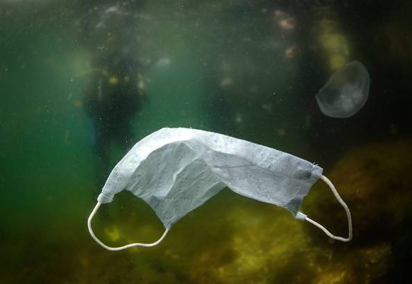 खतरनाक है पीपीई किट्स-ग्लव्ज, समुद्र में पहुंच रहीं इस्तेमाल हुई चीजें