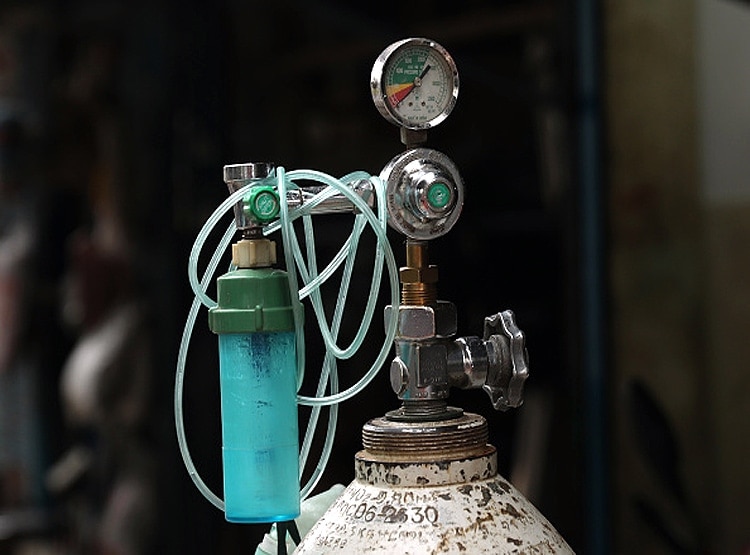 कोरोना मरीजों के लिए बेची SUV, ऑक्सीजन सिलेंडर देकर कर रहे मदद