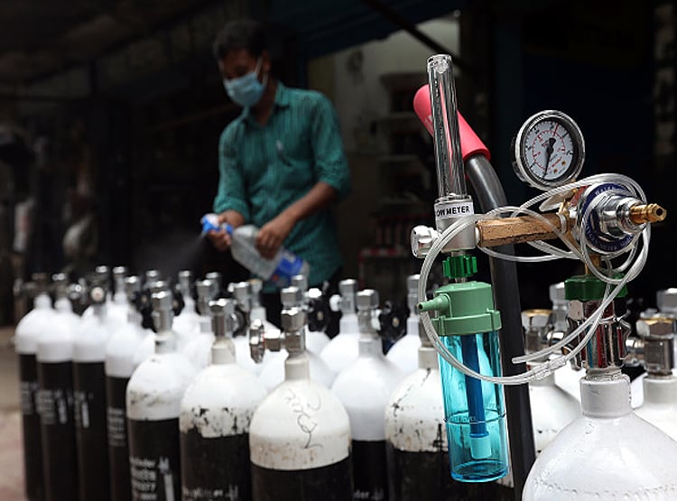 कोरोना मरीजों के लिए बेची SUV, ऑक्सीजन सिलेंडर देकर कर रहे मदद