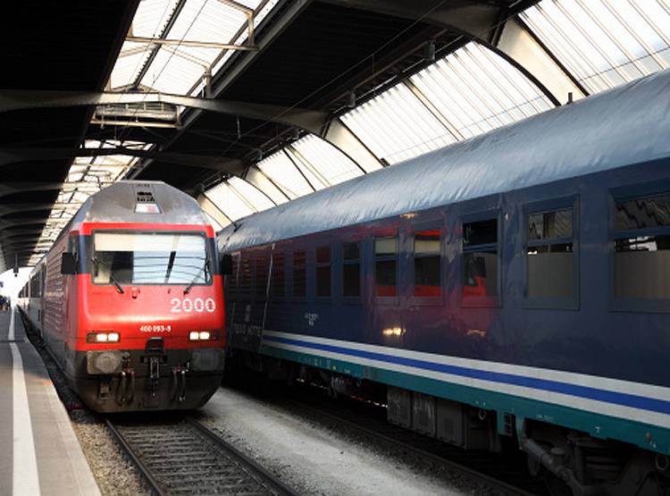 किसके हैं डेढ़ करोड़ के ये सोने के बिस्किट? ट्रेन में मिले पर लेने कोई नहीं आया