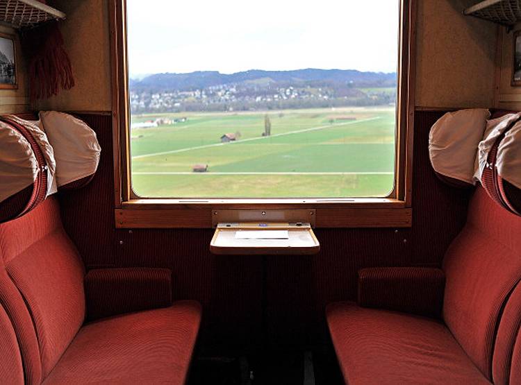 किसके हैं डेढ़ करोड़ के ये सोने के बिस्किट? ट्रेन में मिले पर लेने कोई नहीं आया