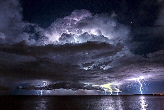 84 KM प्रति सेकेंड की गति से गिरती है बिजली, तापमान सूरज से ज्यादा, ऐसे बचें...