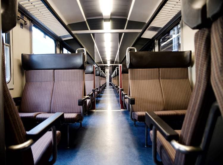 किसके हैं डेढ़ करोड़ के ये सोने के बिस्किट? ट्रेन में मिले पर लेने कोई नहीं आया