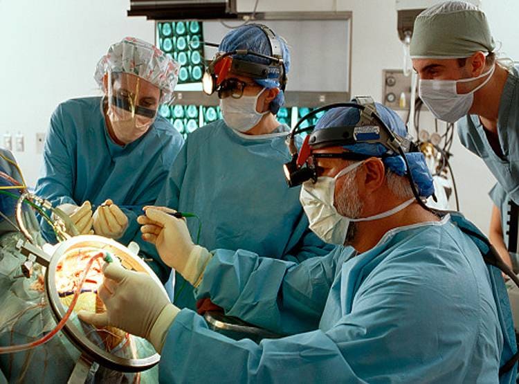 डॉक्टर करते रहे दिमाग की सर्जरी, महिला मरीज बनाती रही पकौड़े