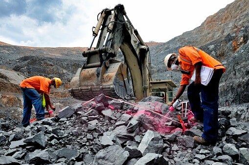 खुदाई करते वक्त मजदूर के हाथ लगा बेशकीमती रत्न, 25 करोड़ में बिका