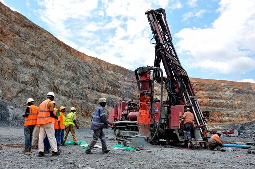 खुदाई करते वक्त मजदूर के हाथ लगा बेशकीमती रत्न, 25 करोड़ में बिका