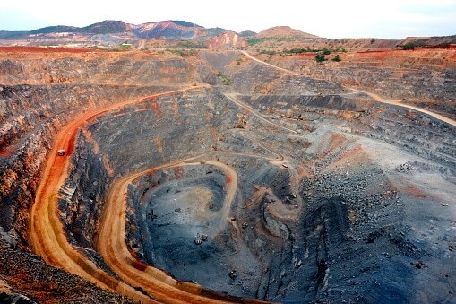 खुदाई करते वक्त मजदूर के हाथ लगा बेशकीमती रत्न, 25 करोड़ में बिका