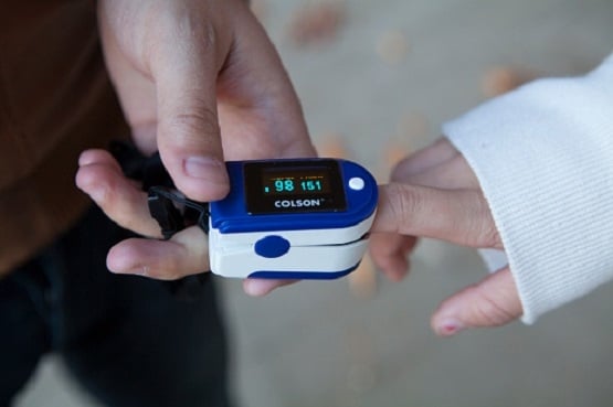 क्या है पल्स ऑक्सीमीटर? कोरोना से जंग में कैसे आएगा लोगों के काम