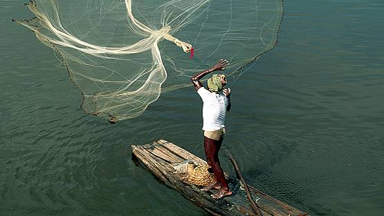 मछुआरों के जाल में फंसे चाय पत्ती के डिब्बे, अंदर मिली 230 करोड़ रु. की ये चीज