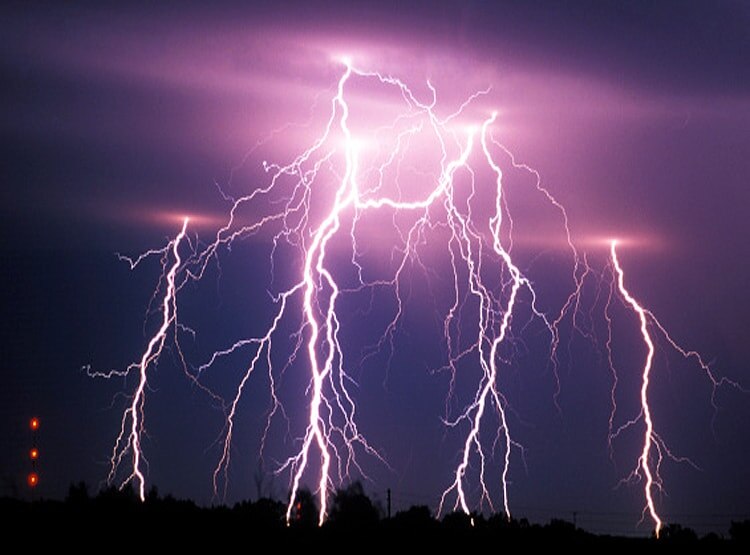 84 KM प्रति सेकेंड की गति से गिरती है बिजली, तापमान सूरज से ज्यादा, ऐसे बचें...