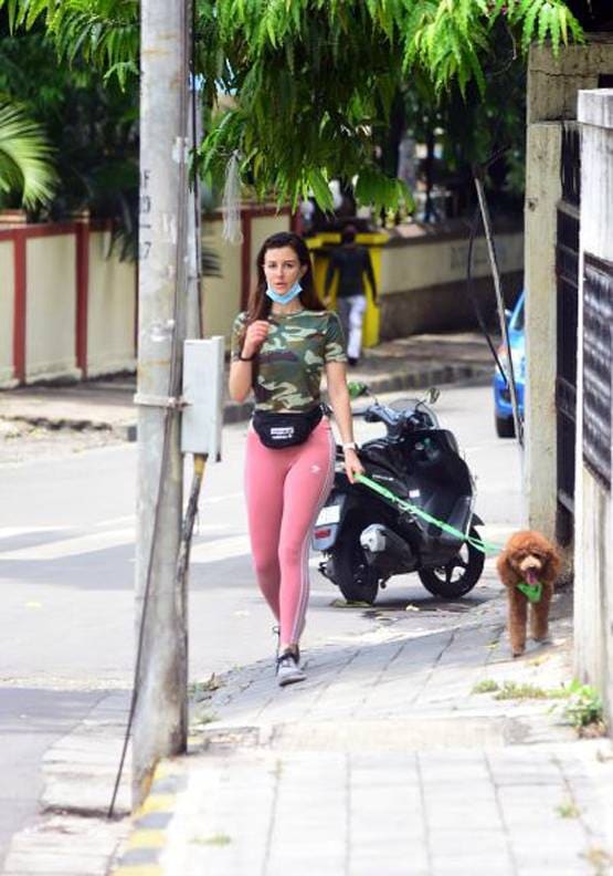 PHOTOS: मास्क लगाकर निकले अन‍िल कपूर, ग्रॉसरी शॉपिंग पर अदा शर्मा