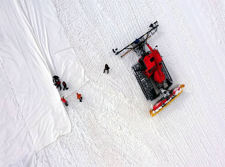 ग्लेशियर को पिघलने से बचाने को इटली ने बिछाया तिरपाल, देखें तस्वीरें...