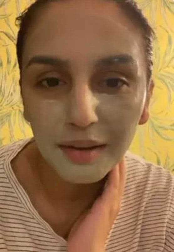 एली से करीना तक, लॉकडाउन में स्पेशल फेस मास्क लगा रहीं एक्ट्रेसेस