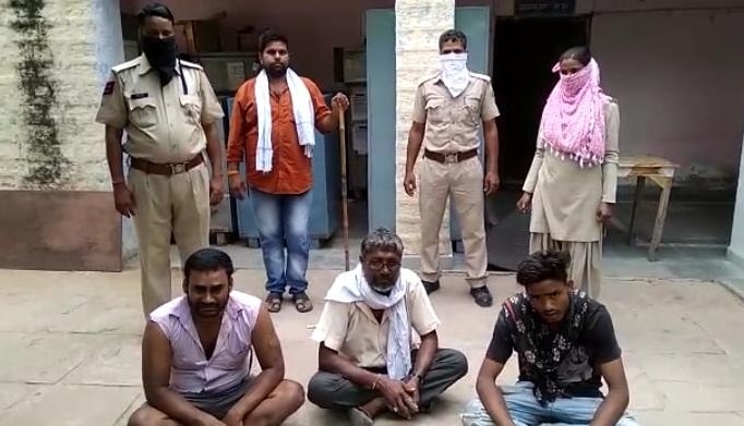 शिकारियों ने चारे में जहर मिलाकर 8 मोरों को मारा, ग्रामीणों ने की धुनाई