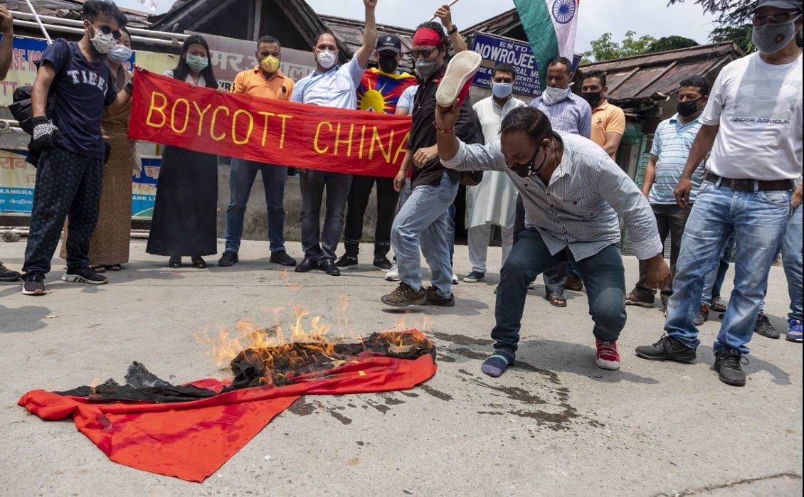 चीन के कर्ज में फंसी आधी से ज्यादा दुनिया, भारत में इतना है निवेश