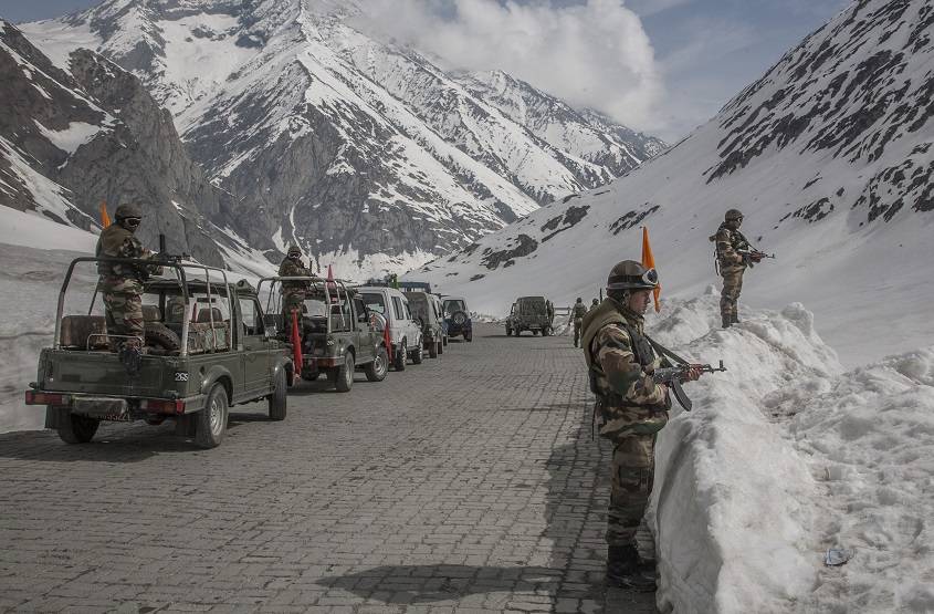 10 साल के बेटे ने दी मुखाग्नि, शहीद की पत्नी बोलीं- बदला ले सरकार