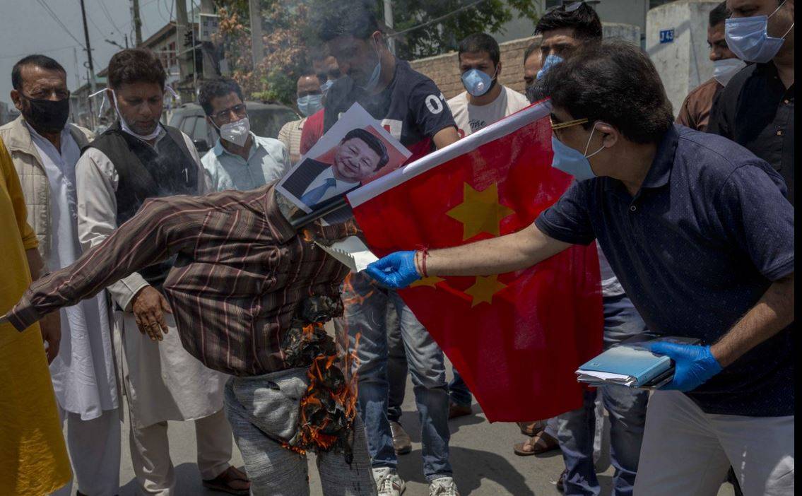 चीन के कर्ज में फंसी आधी से ज्यादा दुनिया, भारत में इतना है निवेश