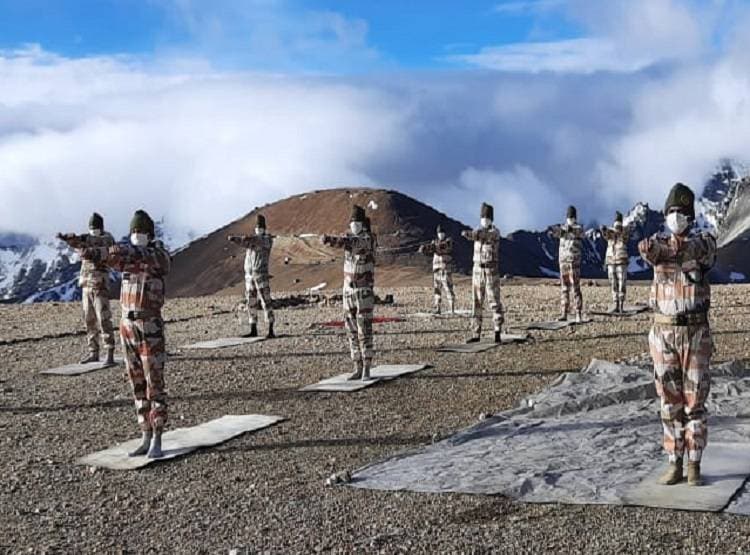 कोरोना ने किया मजबूर, फिर भी पूरी दुनिया में योग दिवस की धूम