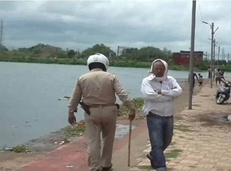 नदी में मछली पकड़ रहे बच्चों के पैर में कुछ चुभा, निकली ये बेशकीमती चीज