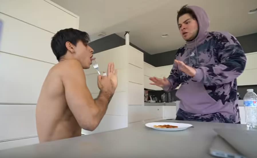 खाना खाते वक्त जीभ में फंसा कांटा-चम्मच, सच खुला तो भड़क गए सब