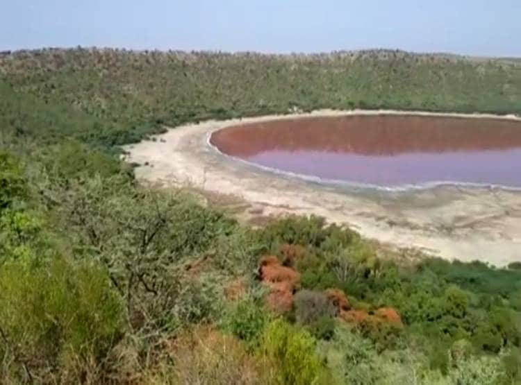 अचानक लाल हुआ लोनार झील का पानी, वैज्ञानिक हैरान, देखने उमड़ी भीड़