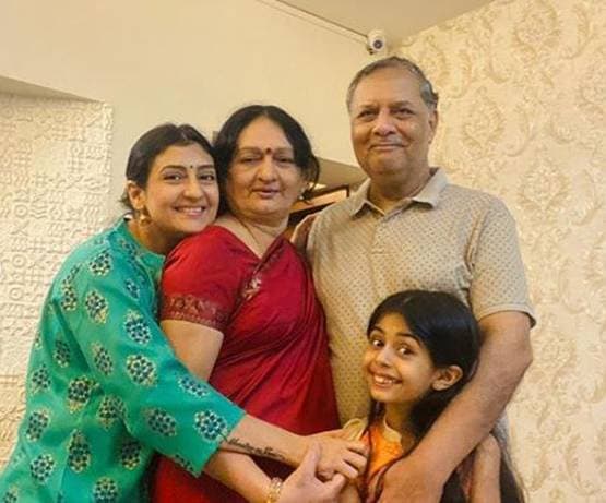 जूही परमार ने मनाई पैरेंट्स की वेड‍िंग एनिवर्सरी, बेटी संग मिलकर दिया सरप्राइज