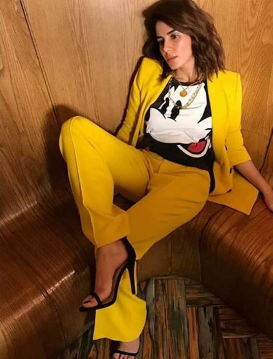 मिकी माउस टीशर्ट संग येलो सूट-पैंट, वायरल है कृति कुल्हारी का बॉसी लुक