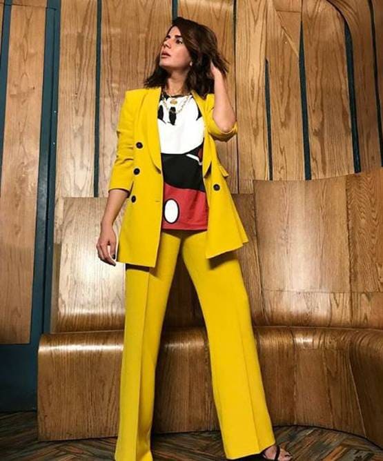 मिकी माउस टीशर्ट संग येलो सूट-पैंट, वायरल है कृति कुल्हारी का बॉसी लुक