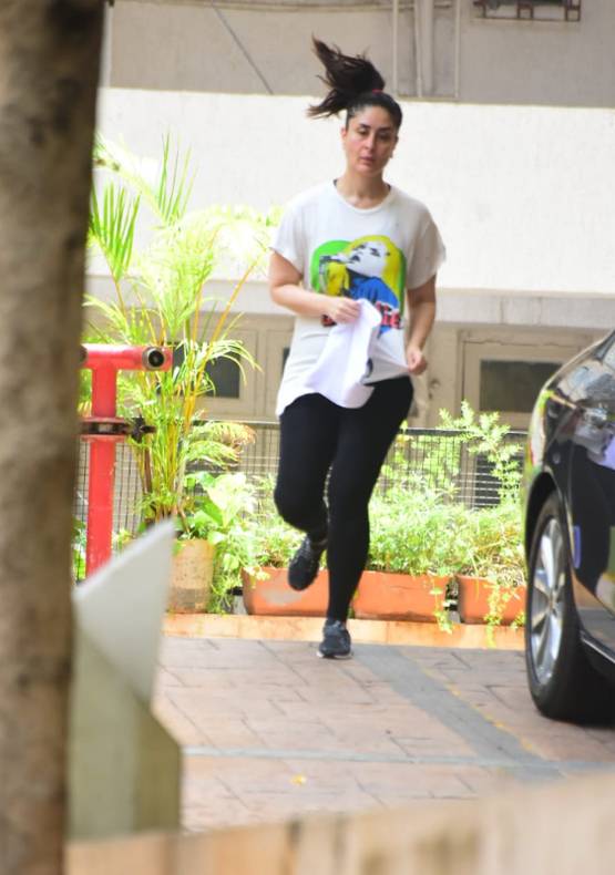 लॉकडाउन के बीच जॉगिंग पर निकलीं करीना, अली भी आए नजर, Photos