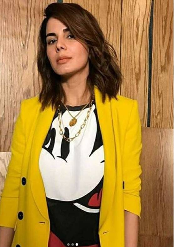 मिकी माउस टीशर्ट संग येलो सूट-पैंट, वायरल है कृति कुल्हारी का बॉसी लुक