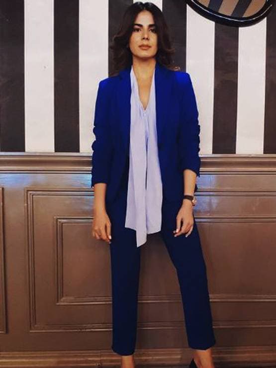 मिकी माउस टीशर्ट संग येलो सूट-पैंट, वायरल है कृति कुल्हारी का बॉसी लुक